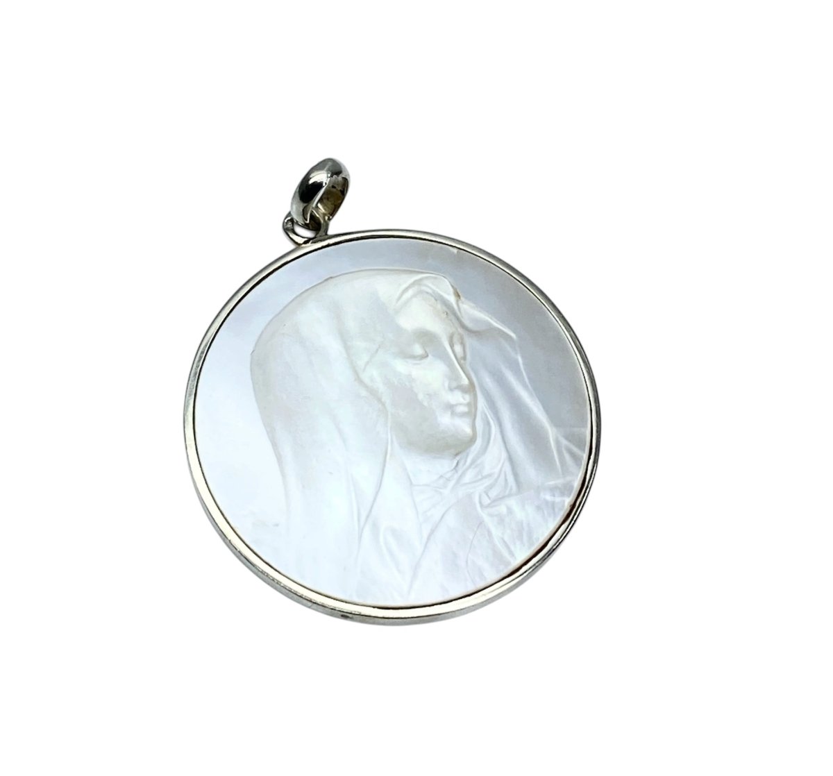 Médaille Vierge, en or blanc et nacre - Castafiore