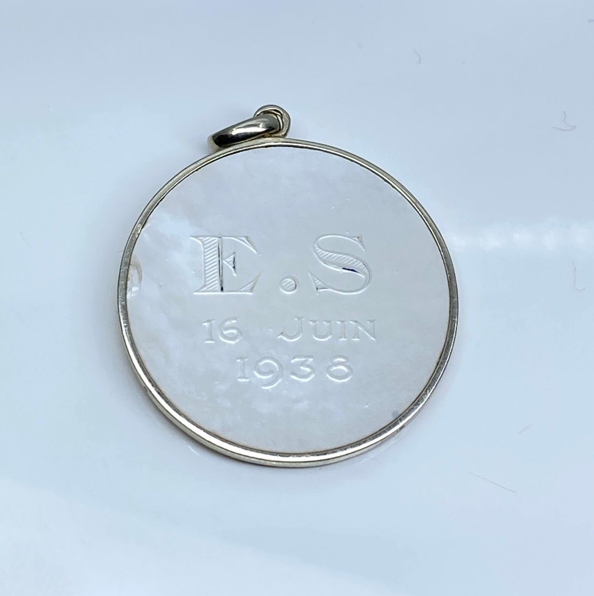 Médaille Vierge, en or blanc et nacre - Castafiore