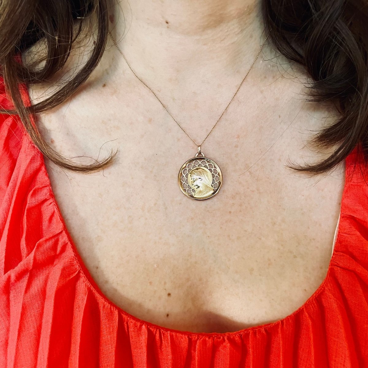 Médaille Vierge en or jaune et rose signée E.Dropsy - Castafiore