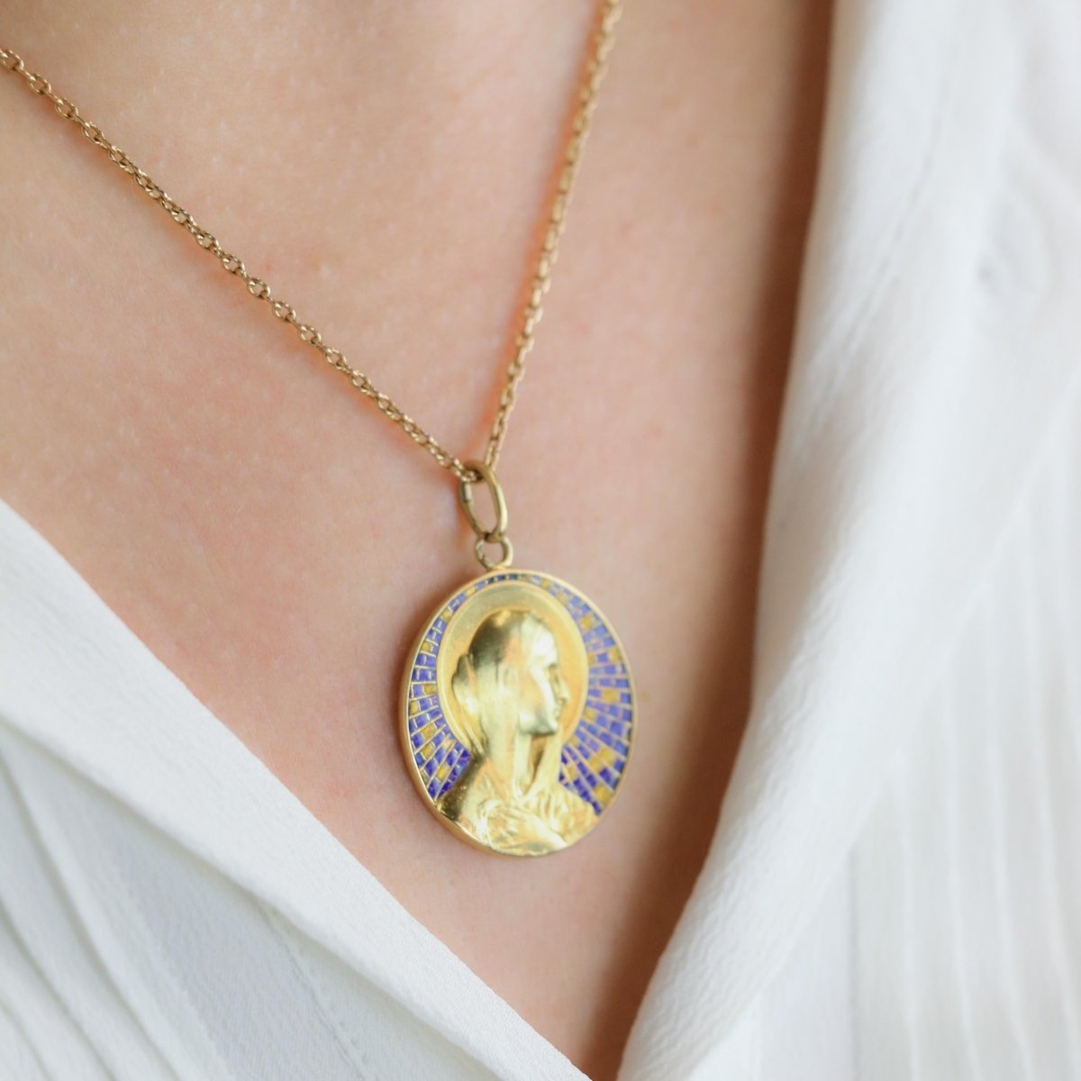 Médailler VERNON en or jaune et émail bleu - Castafiore