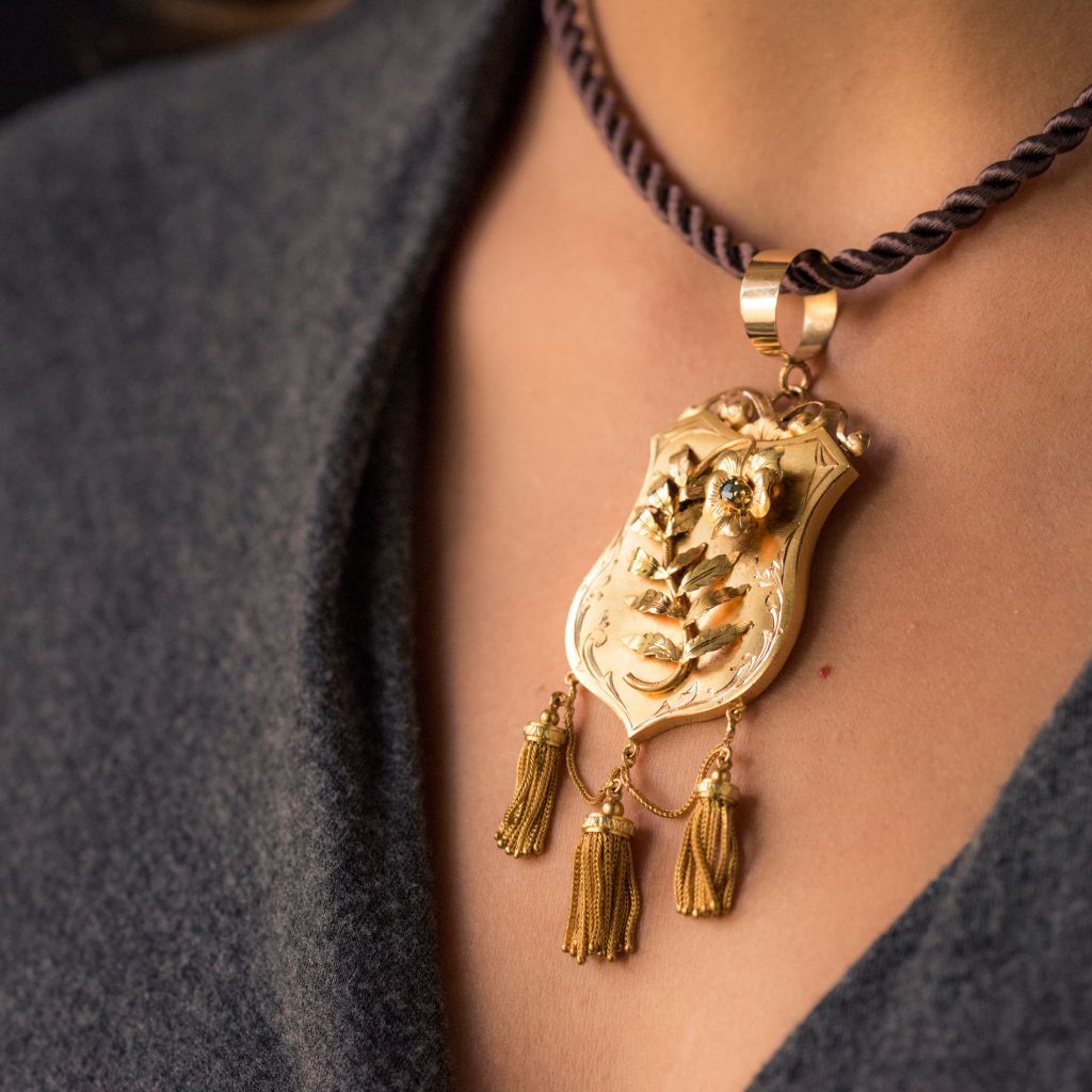 Médaillon ancien écu et décors floraux - Castafiore