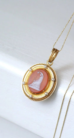 Médaillon camée agate et perles sur or jaune - Castafiore