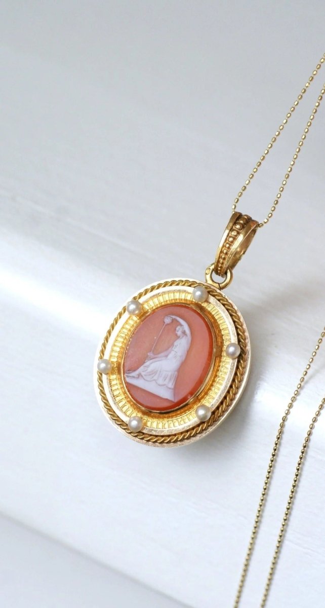 Médaillon camée agate et perles sur or jaune - Castafiore