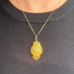 Médaillon en or jaune, perles et émeraudes - Castafiore