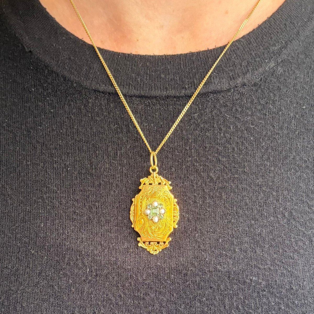 Médaillon en or jaune, perles et émeraudes - Castafiore