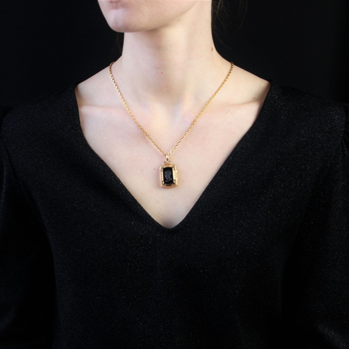 Médaillon intaille sur sardoine et or rose - Castafiore