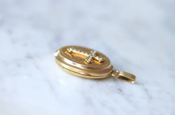 Médaillon ouvrant croix perles sur or - Castafiore