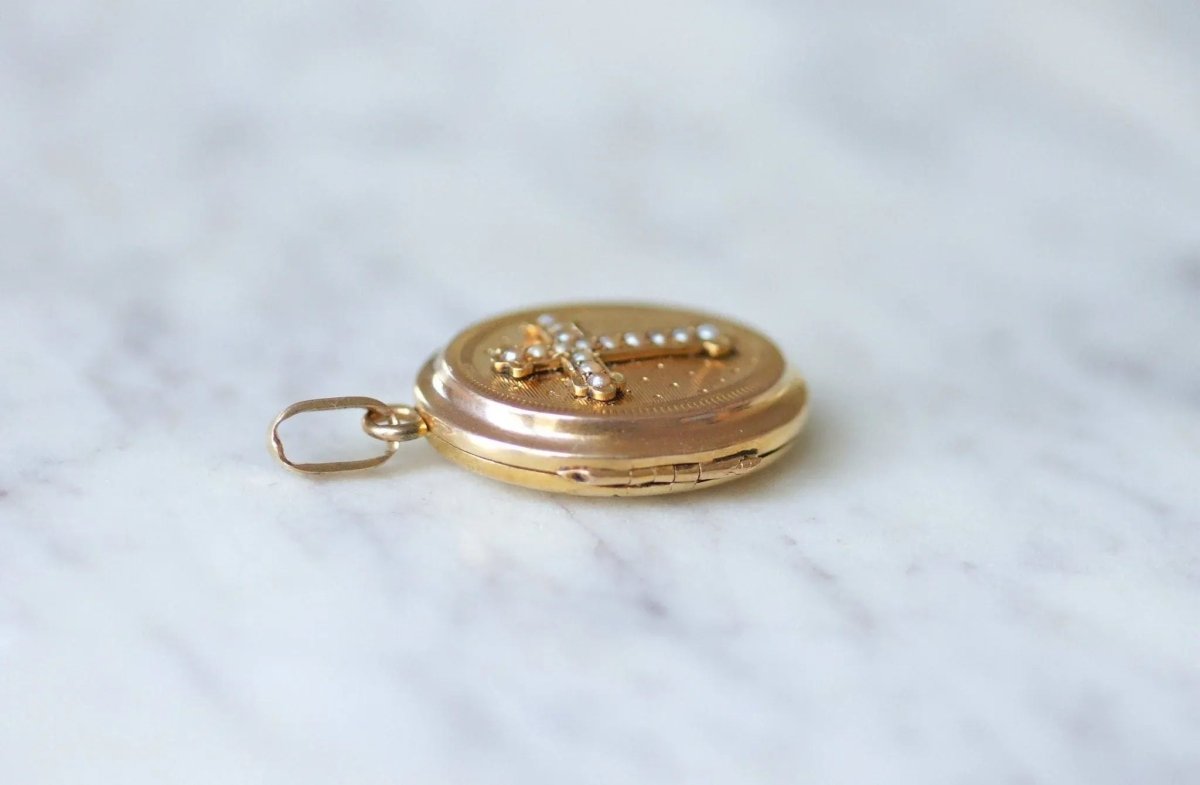 Médaillon ouvrant croix perles sur or - Castafiore