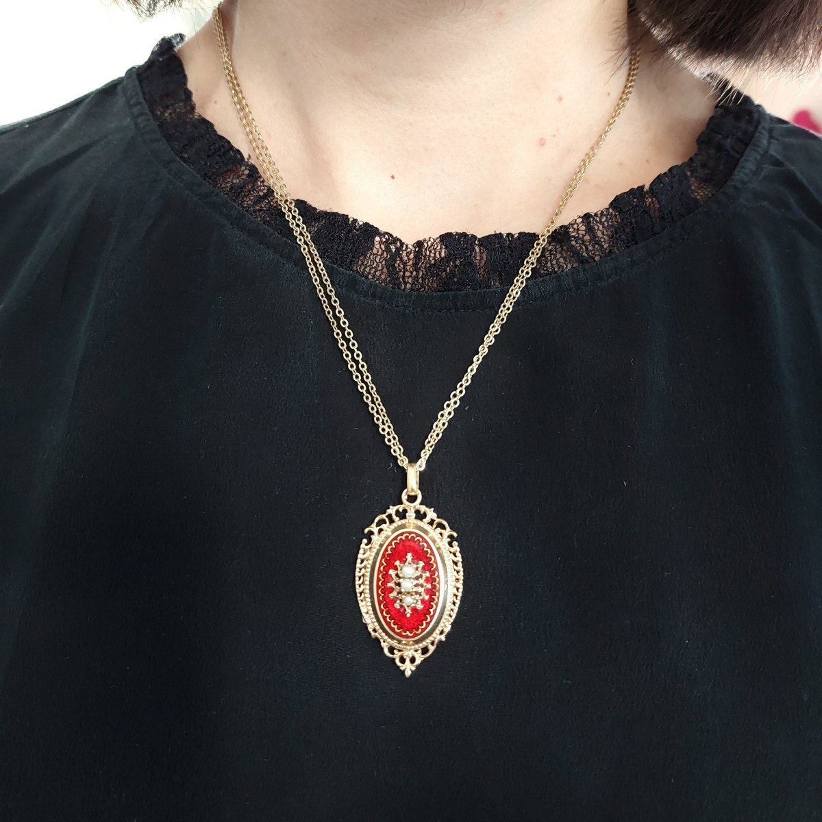 Médaillon porte-photo en or jaune, émail rouge et perle