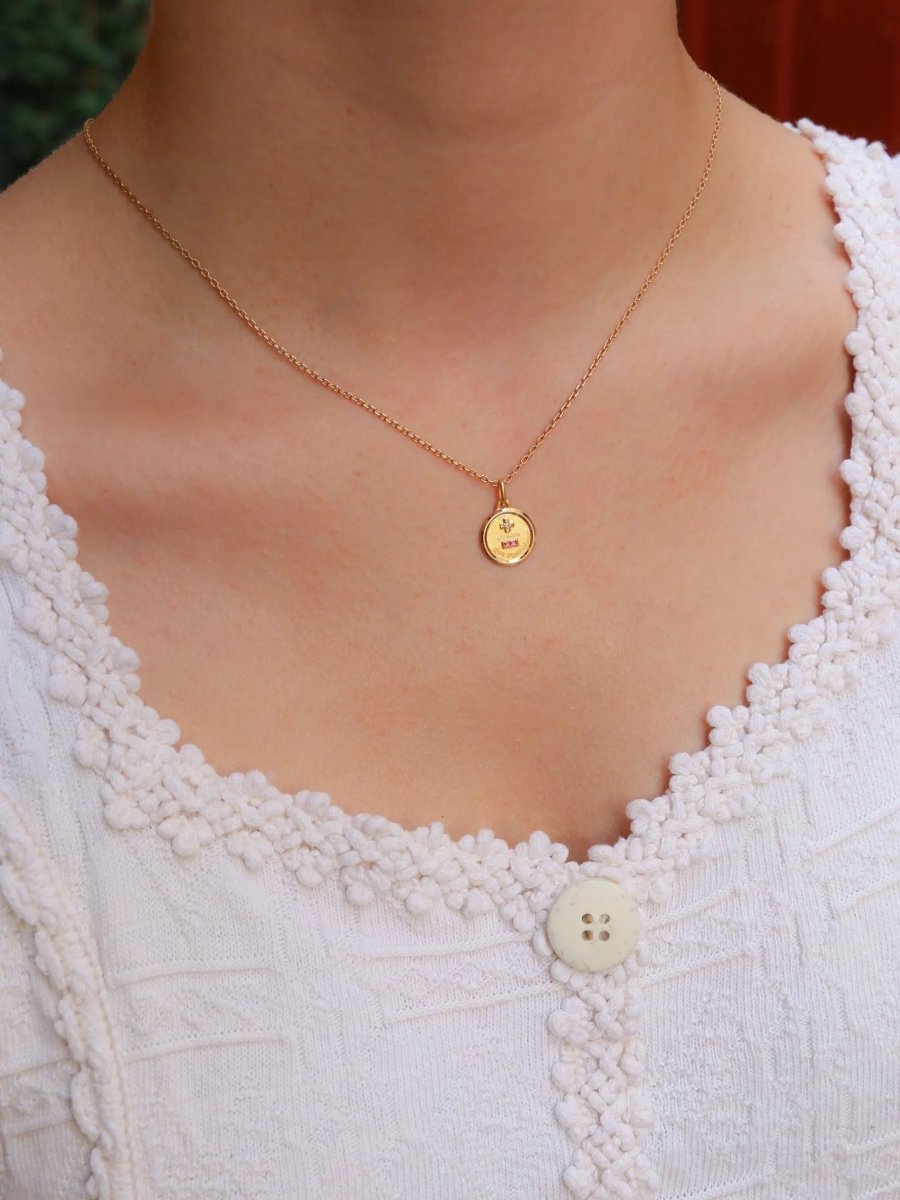 Mini Médaille amour Augis Plus qu'hier moins que demain or jaune diamant rubis - Castafiore