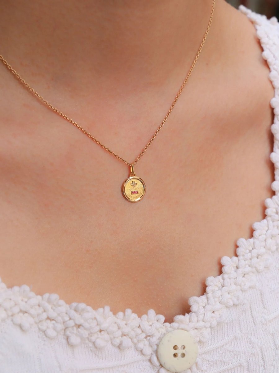 Mini Médaille amour Augis Plus qu'hier moins que demain or jaune diamant rubis - Castafiore