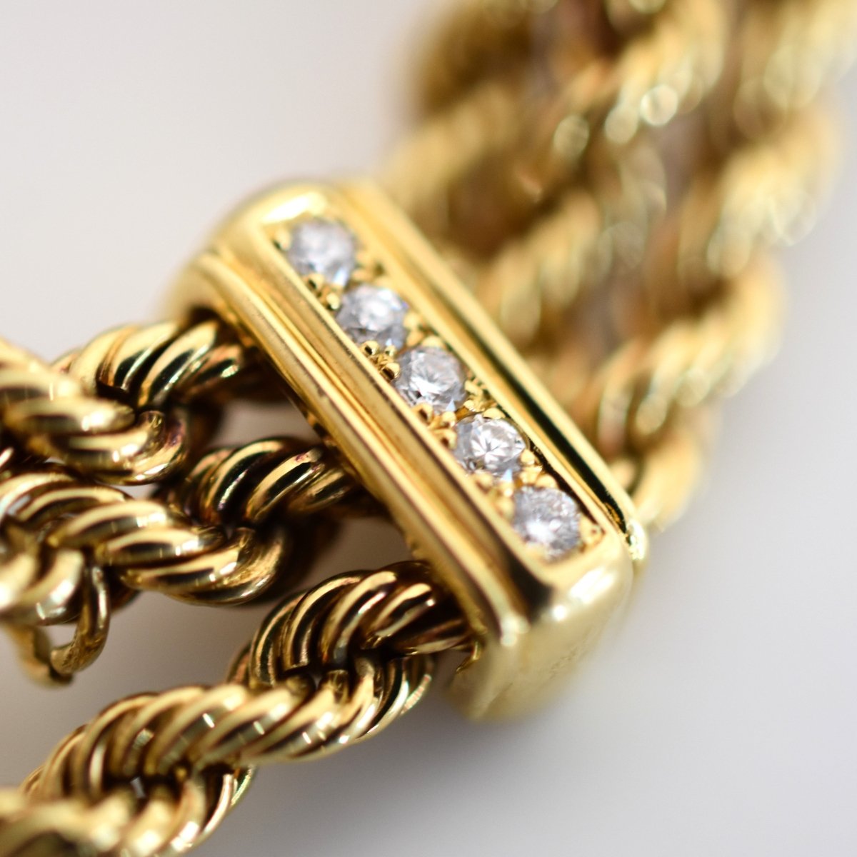 Montre AUDEMARS PIGUET "Classique" en or jaune et diamants - Castafiore