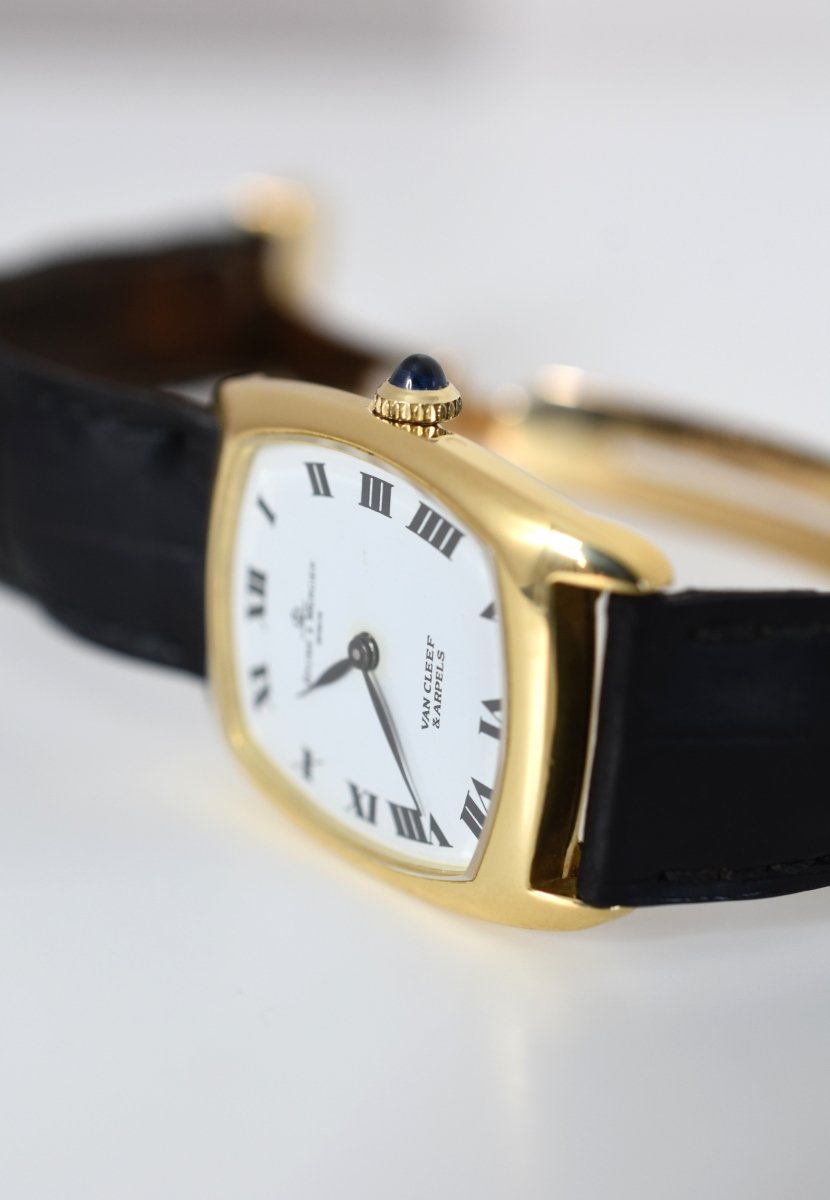 Montre BAUME & MERCIER X VAN CLEEF & ARPELS en or jaune, cuir et saphir - Castafiore