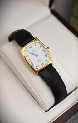 Montre BAUME & MERCIER X VAN CLEEF & ARPELS en or jaune, cuir et saphir - Castafiore