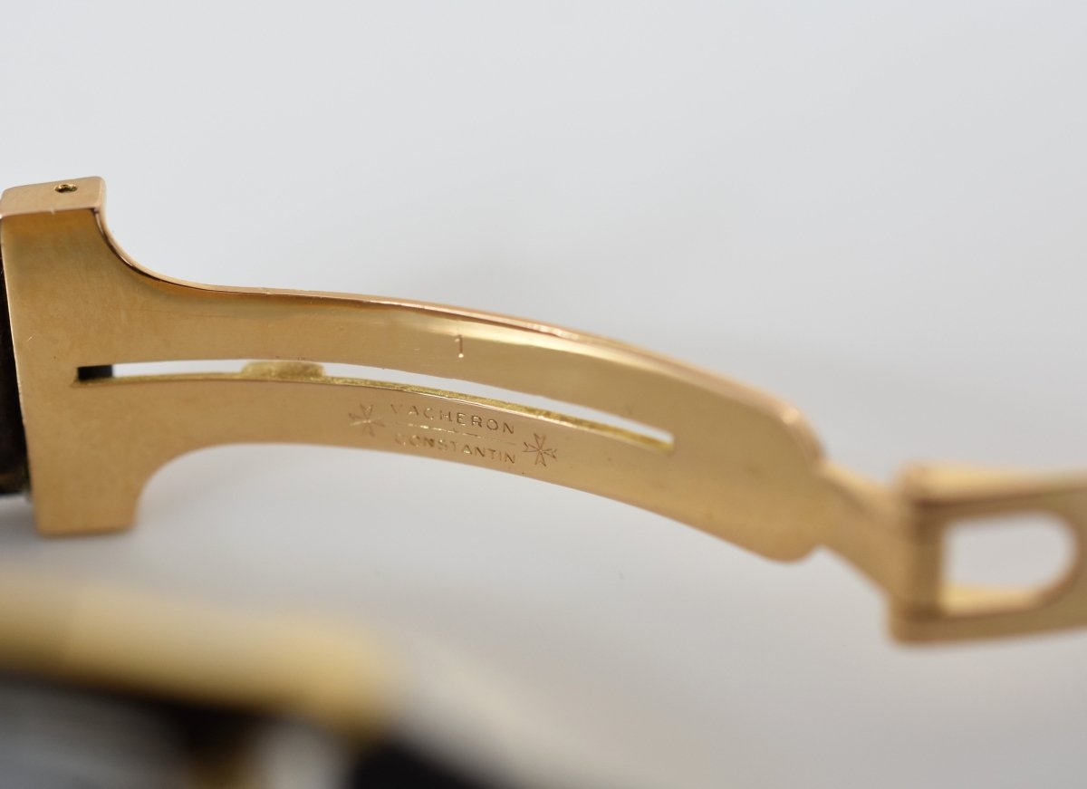 Montre BAUME & MERCIER X VAN CLEEF & ARPELS en or jaune, cuir et saphir - Castafiore