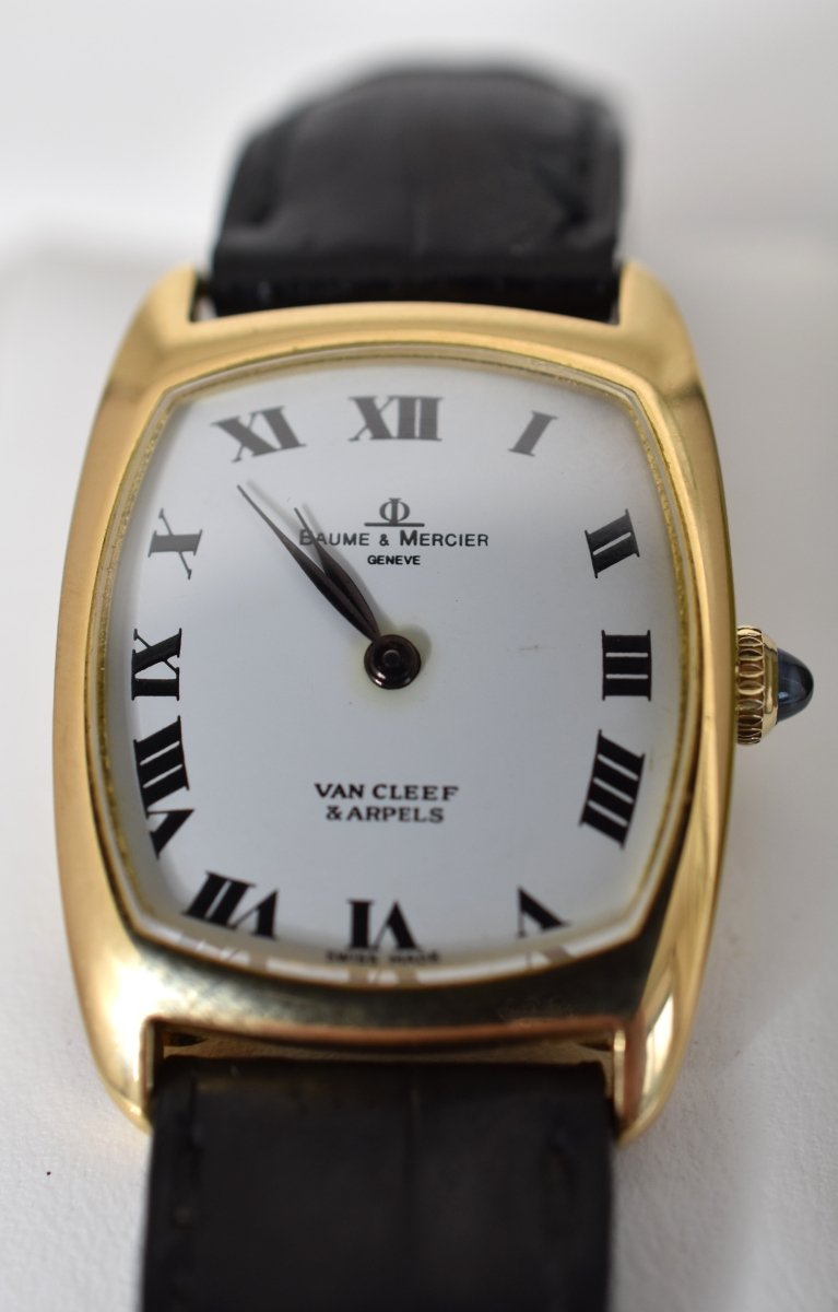 Montre BAUME & MERCIER X VAN CLEEF & ARPELS en or jaune, cuir et saphir - Castafiore