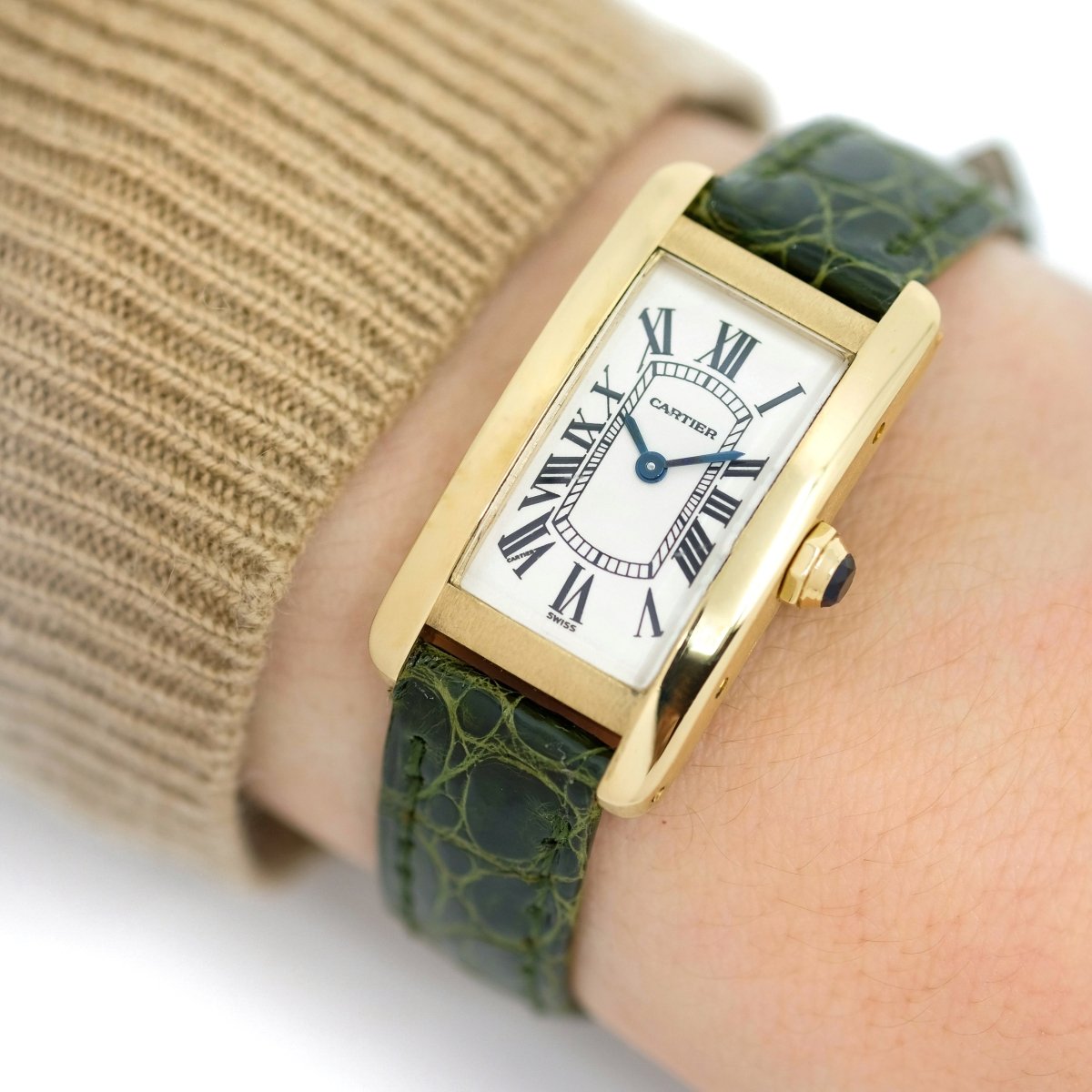 Montre CARTIER "Tank Américaine Lady" en or jaune, cuir et saphir - Castafiore