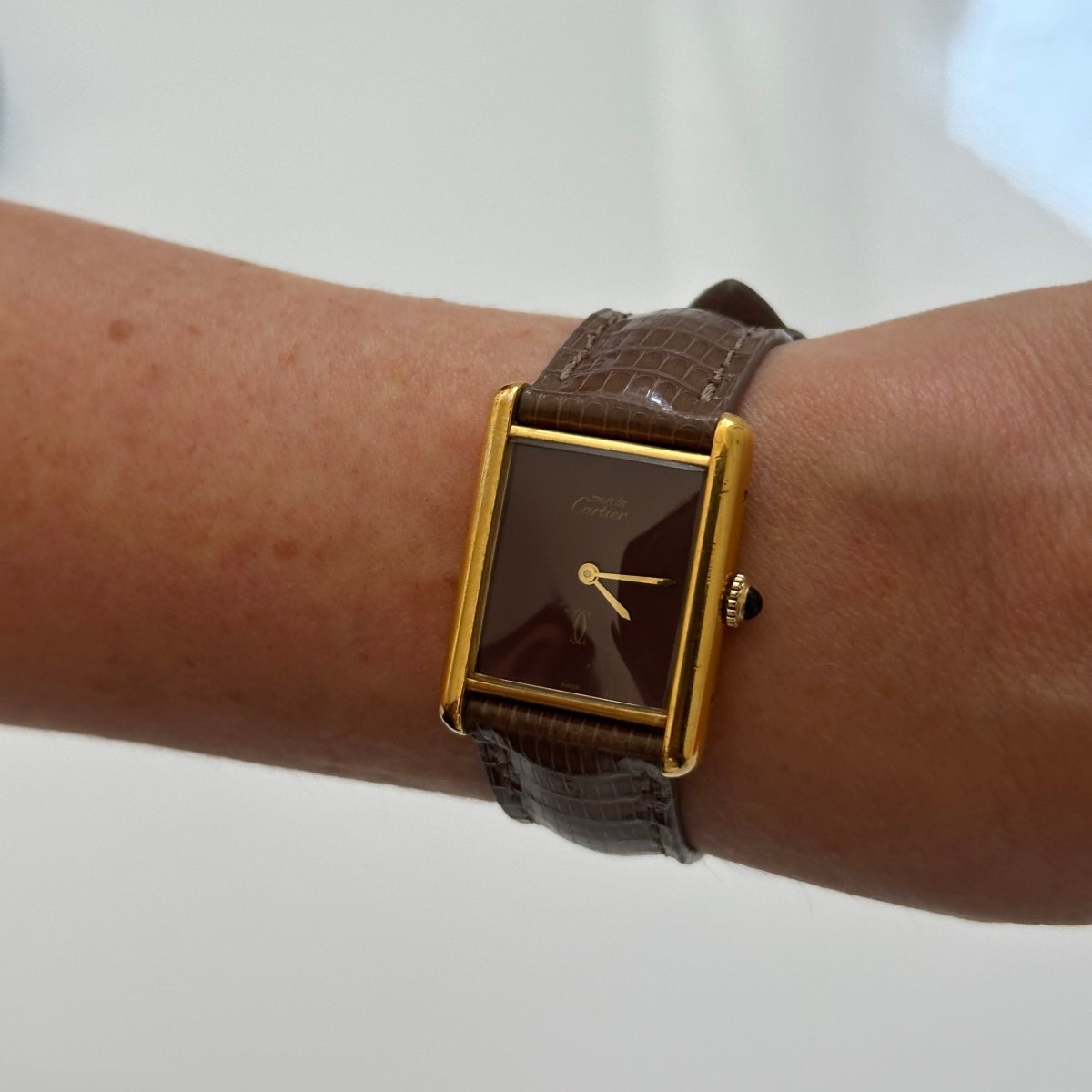 Montre CARTIER "Tank Must Burgundy" en vermeil et cuir - Castafiore