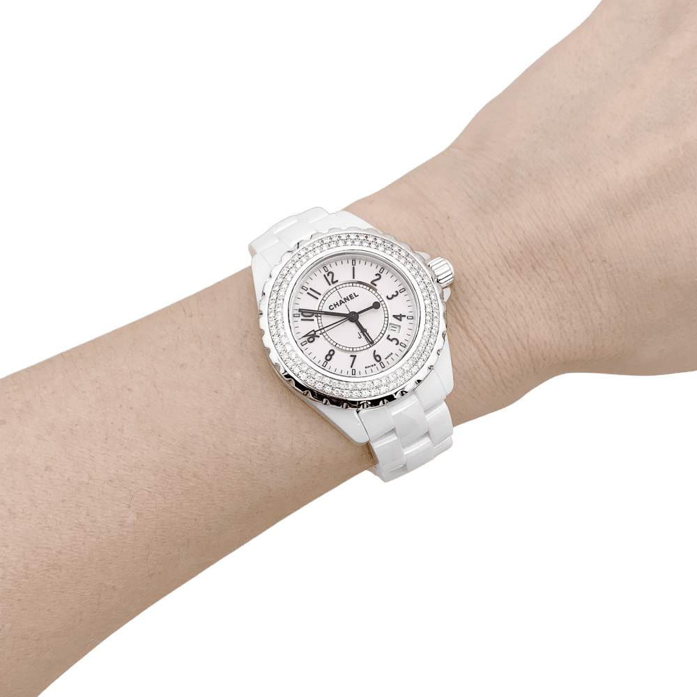 Montre CHANEL "J12" en acier, céramique et diamants - Castafiore