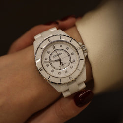 Montre CHANEL "J12" en céramique et diamants - Castafiore