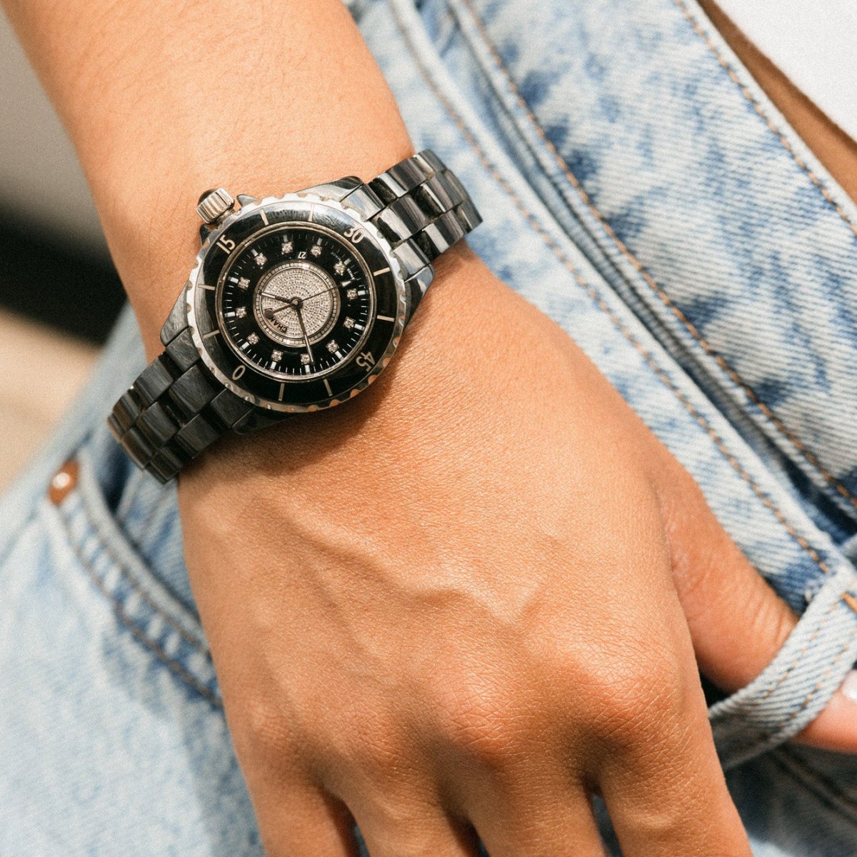 Montre CHANEL "J12" en céramique noire et diamants - Castafiore