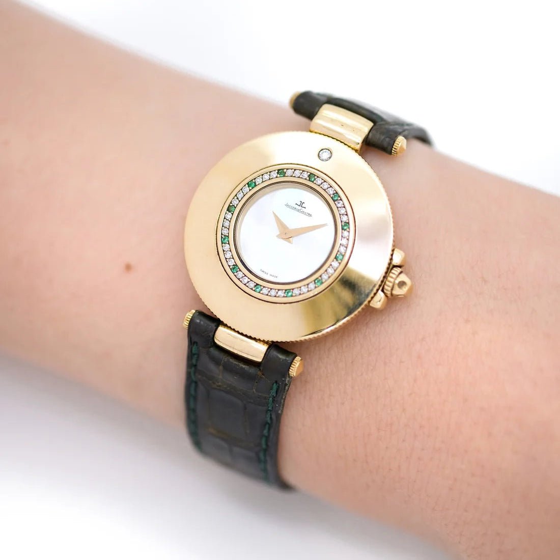 Montre JAEGER-LECOULTRE en or jaune, nacre, cuir, émeraudes et diamants - Castafiore