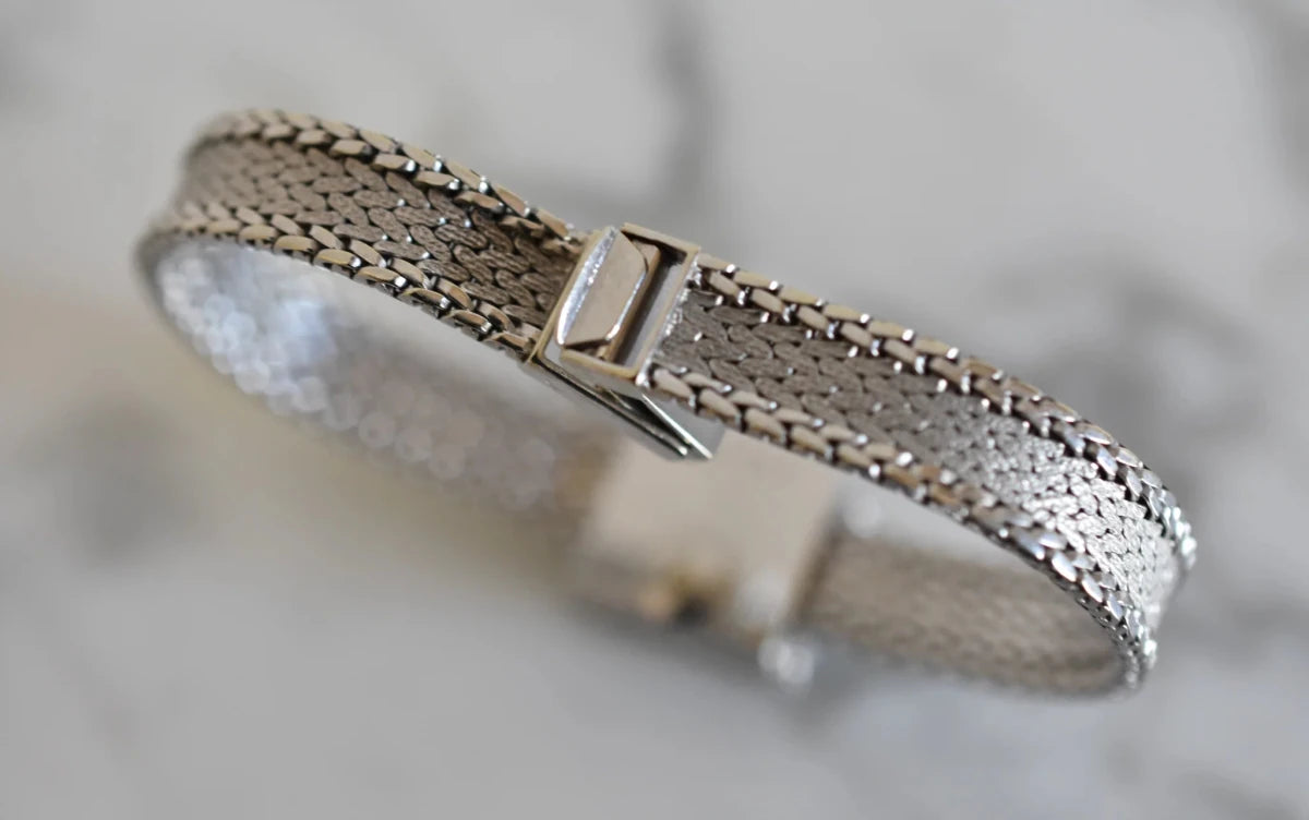 Montre JAEGER-LECOULTRE Haute Joaillerie Cal. 426 en or blanc 18 carats et diamants Bracelet Intégré c.1960. - Castafiore