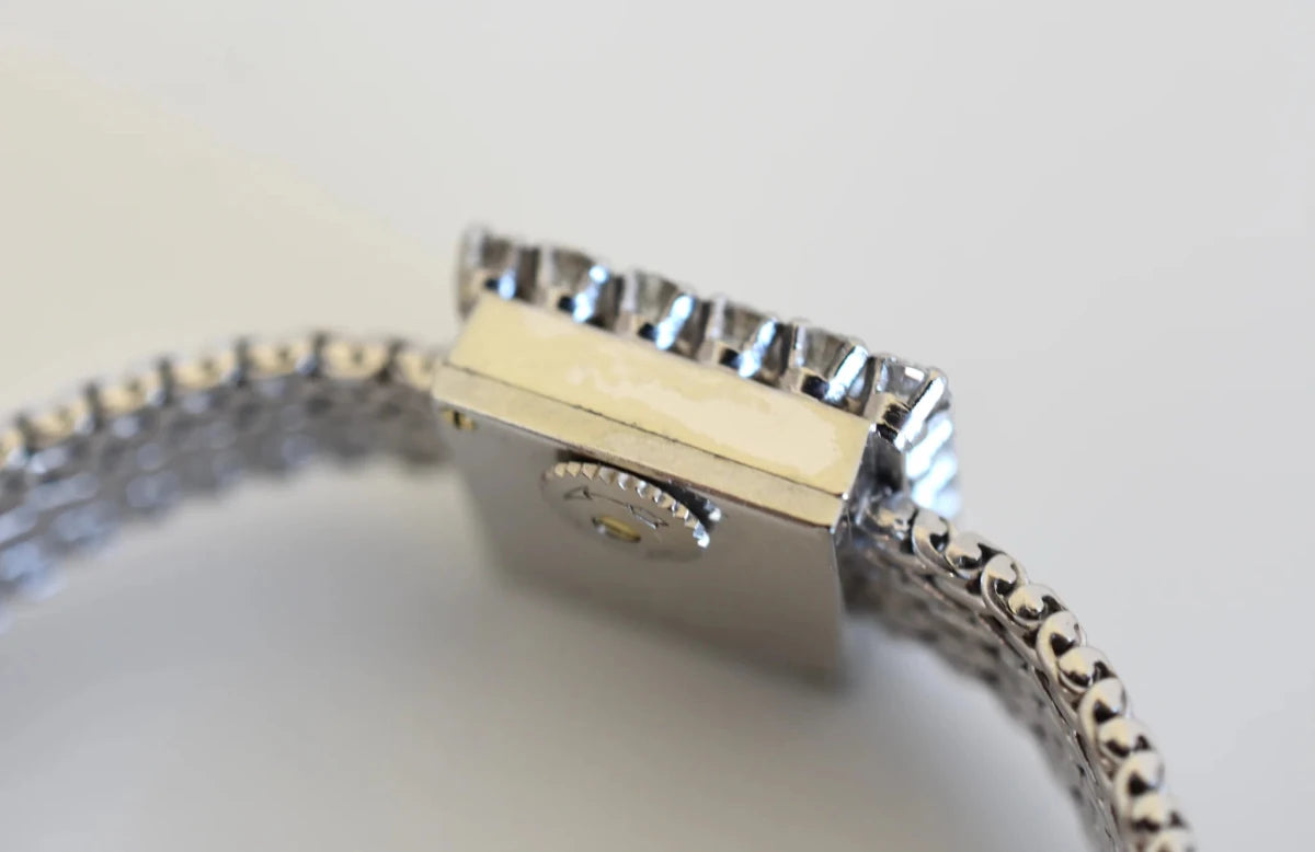 Montre JAEGER-LECOULTRE Haute Joaillerie Cal. 426 en or blanc 18 carats et diamants Bracelet Intégré c.1960. - Castafiore