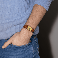 Montre JAEGER - LECOULTRE "Vintager" en or jaune, saphir et cuir - Castafiore