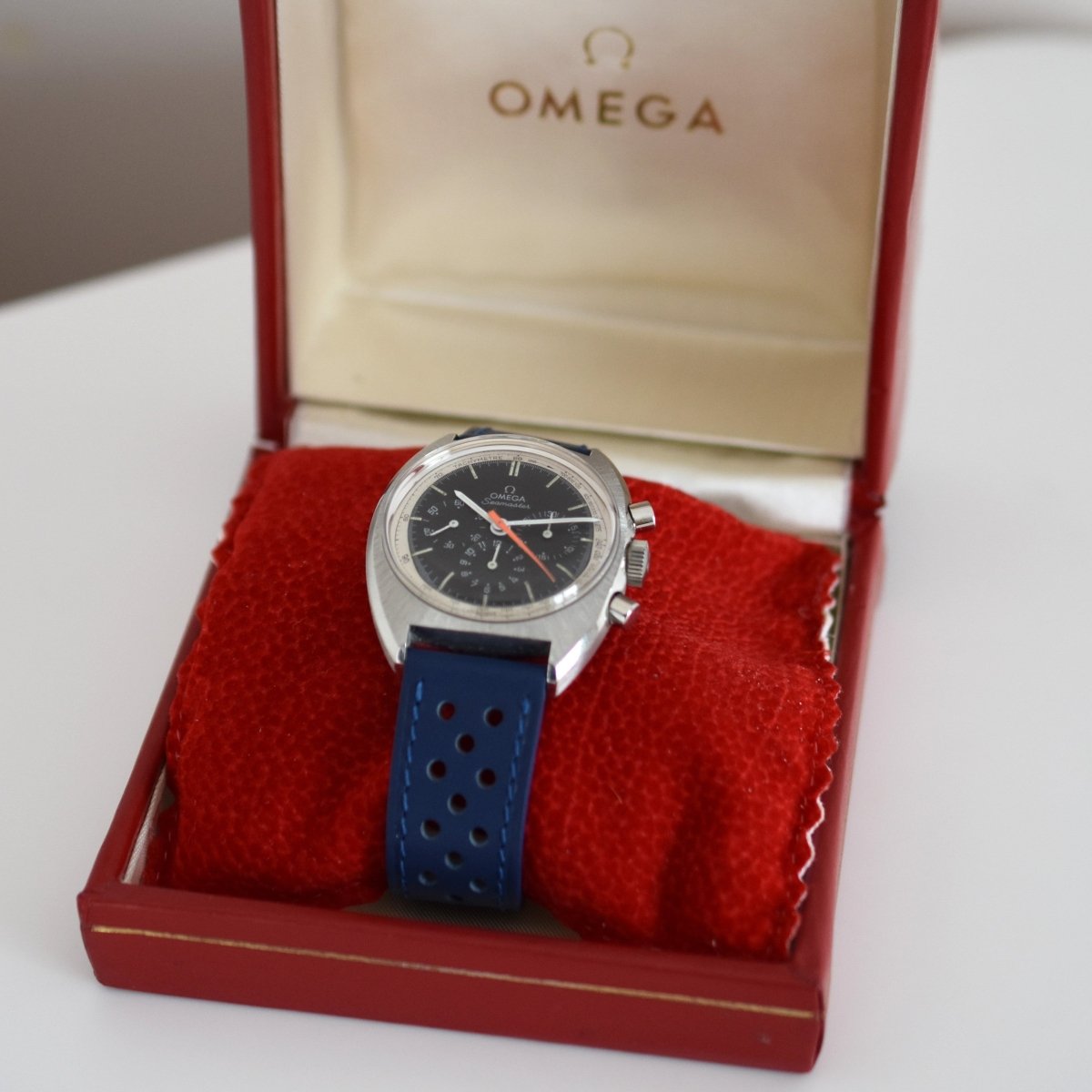 Montre OMEGA "Seamaster" en acier et cuir - Castafiore