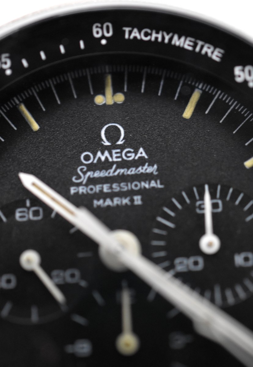 Montre OMEGA "Speedmaster Professional Mark II" en acier - Castafiore
