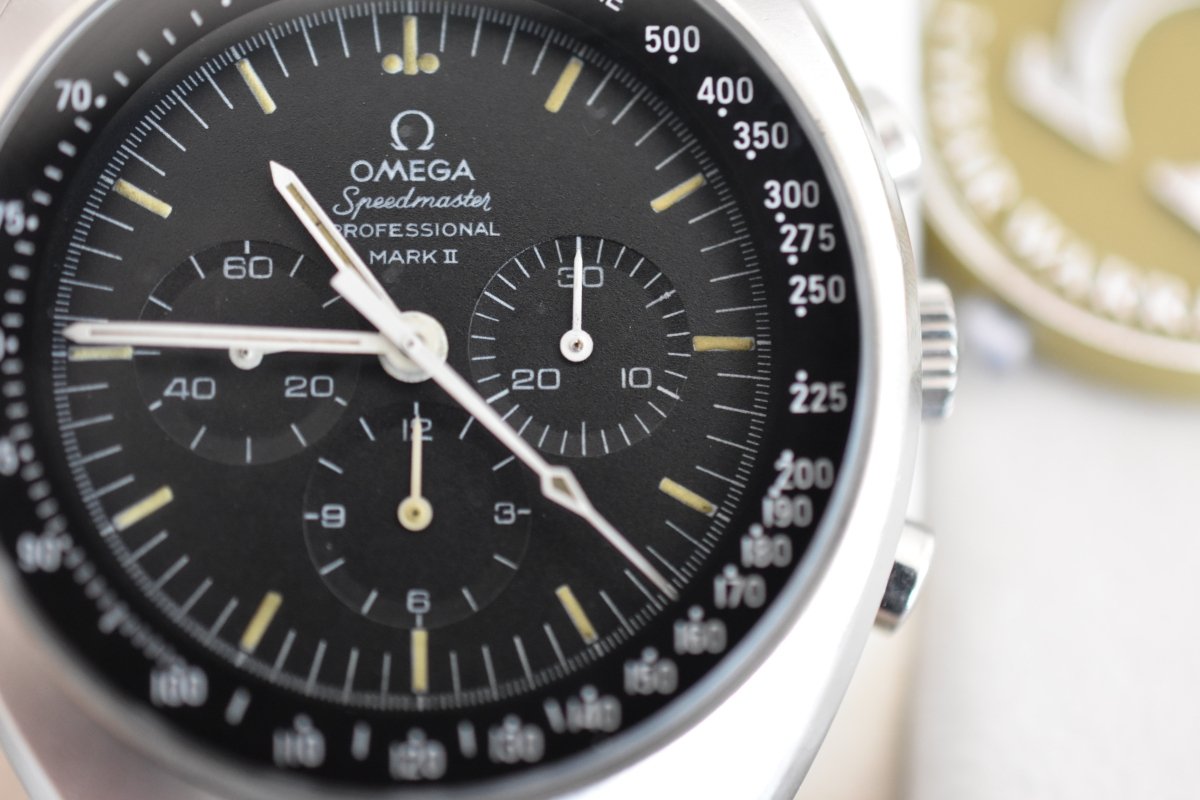 Montre OMEGA "Speedmaster Professional Mark II" en acier - Castafiore