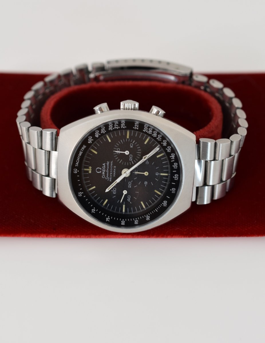 Montre OMEGA "Speedmaster Professional Mark II" en acier - Castafiore