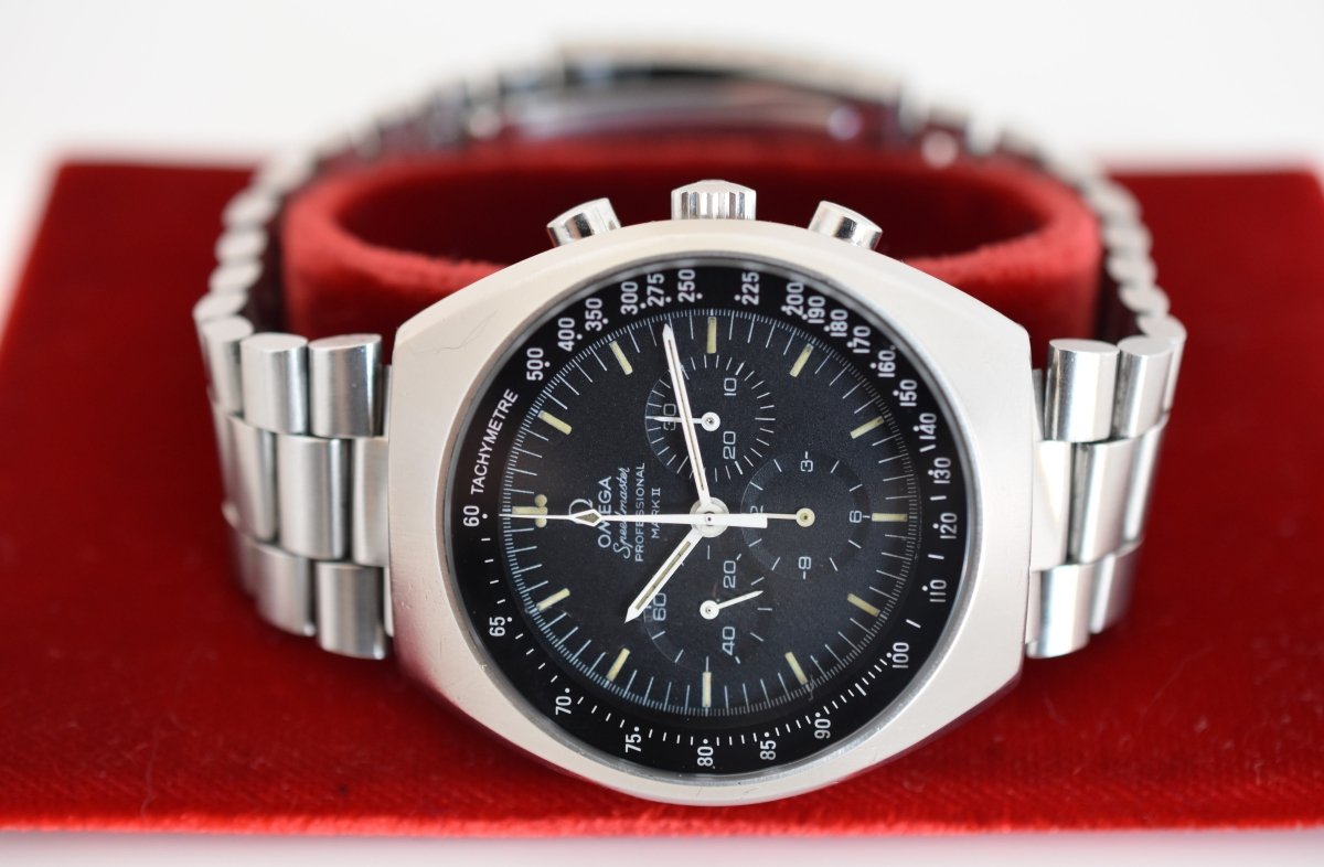 Montre OMEGA "Speedmaster Professional Mark II" en acier - Castafiore
