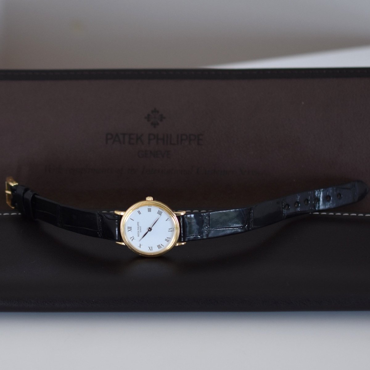 Montre PATEK PHILIPPE "Calatrava Clous de Paris" en or jaune, cuir et quartz - Castafiore