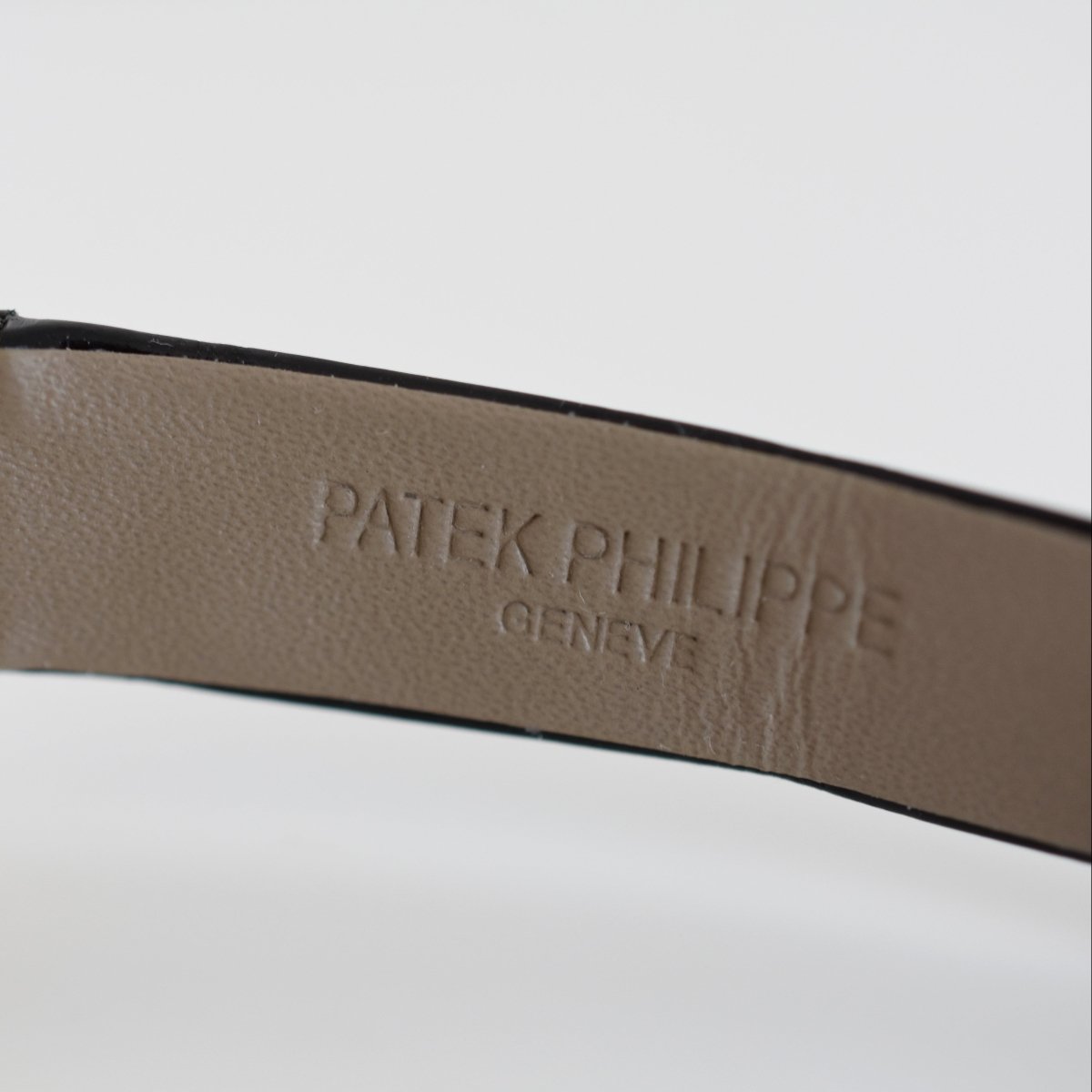 Montre PATEK PHILIPPE "Calatrava Clous de Paris" en or jaune, cuir et quartz - Castafiore