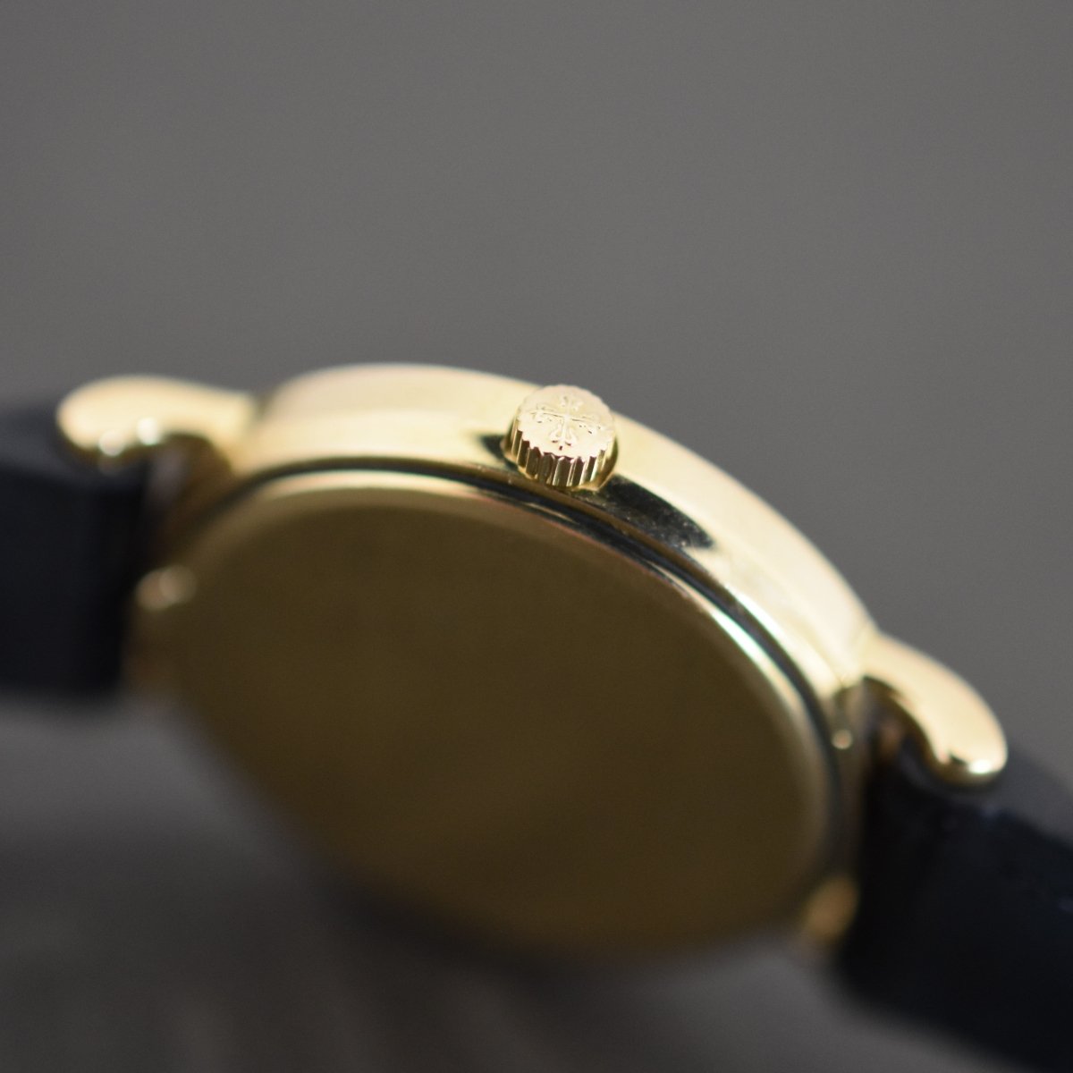 Montre PATEK PHILIPPE "Calatrava Clous de Paris" en or jaune, cuir et quartz - Castafiore