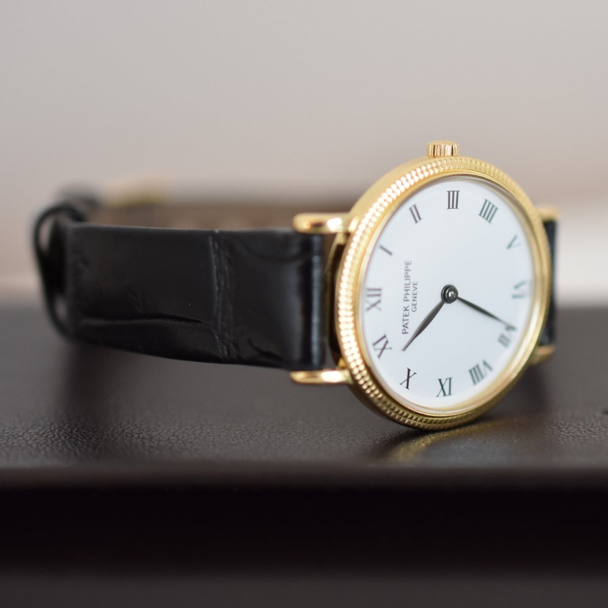 Montre PATEK PHILIPPE "Calatrava Clous de Paris" en or jaune, cuir et quartz - Castafiore