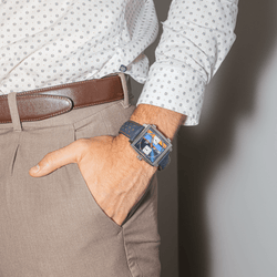 Montre TAG HEUER "Monaco Gulf" en acier, saphir et cuir - Castafiore