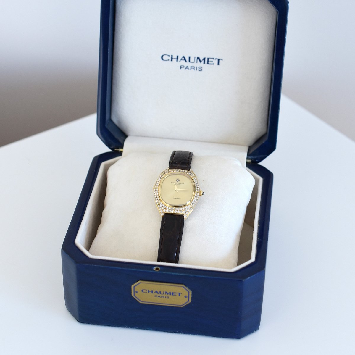 Montre VACHERON CONSTANTIN POUR CHAUMET en or jaune, cuir et diamants - Castafiore