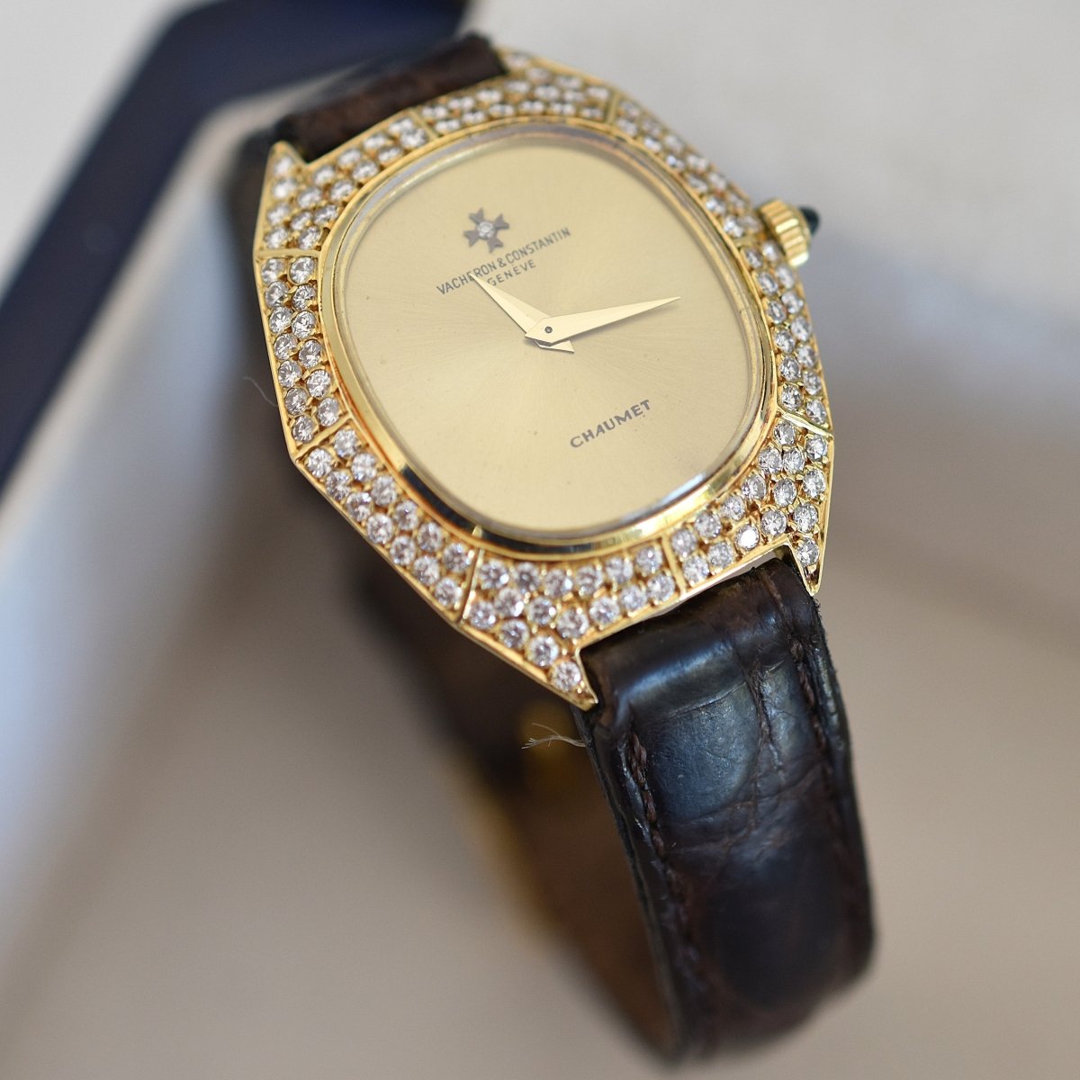Montre VACHERON CONSTANTIN POUR CHAUMET en or jaune, cuir et diamants - Castafiore