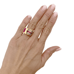 Bague "Tank" en or jaune, rubis synthétiques et diamants.