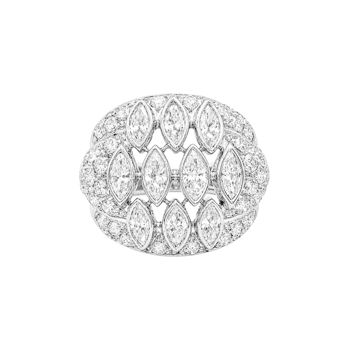 Bague boule vintage en or blanc et diamants.