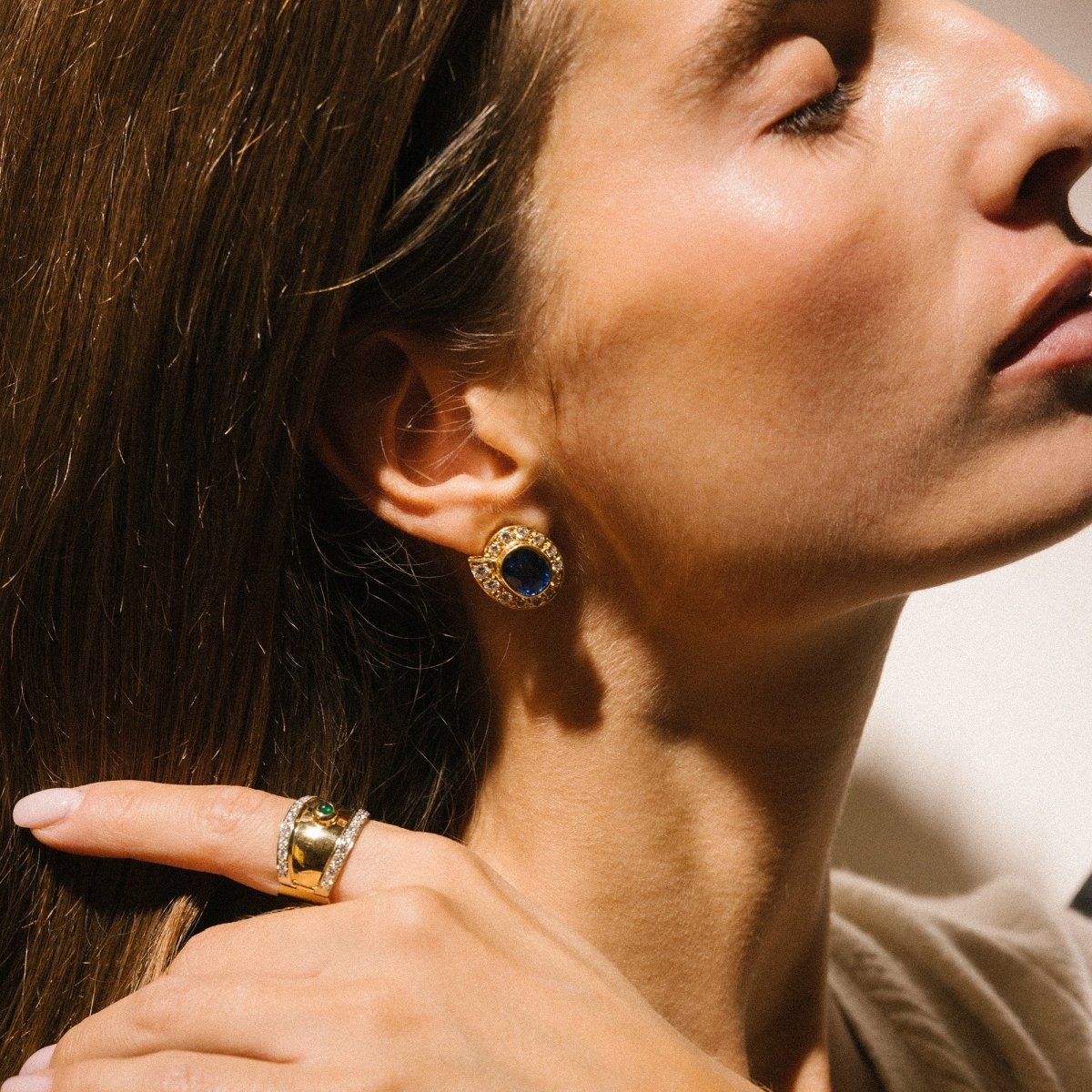 Paire de boucles d'oreille en or jaune, saphirs et diamants - Castafiore