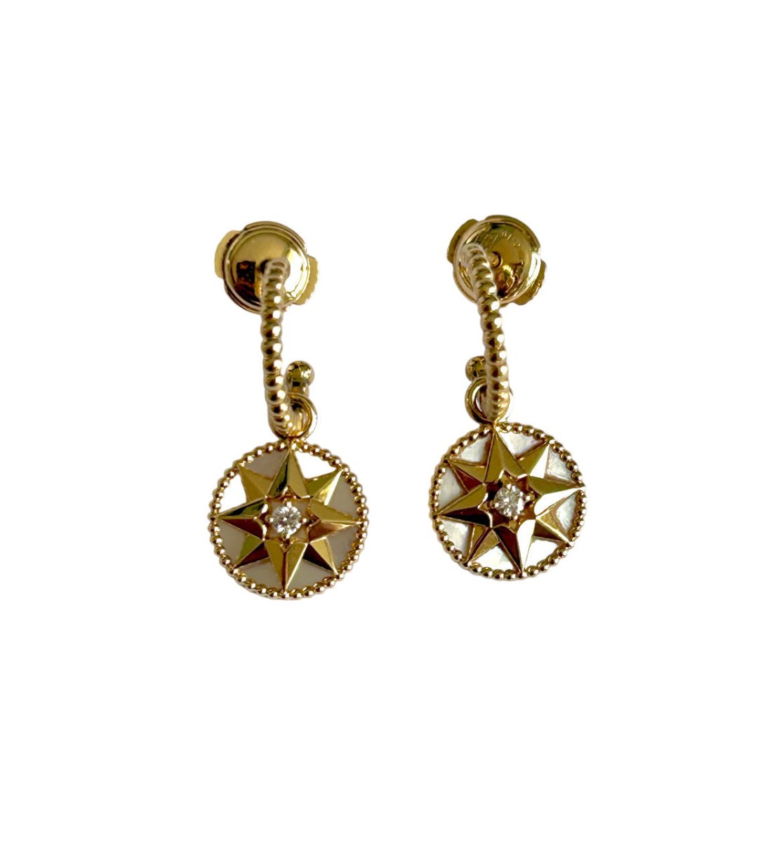 Paire de boucles d'oreilles DIOR "Rose Des Vents" en or jaune, nacre et diamants - Castafiore