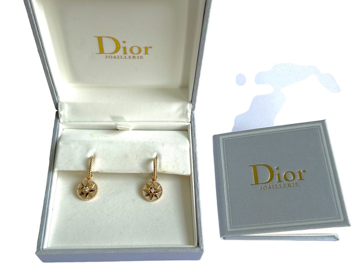 Paire de boucles d'oreilles DIOR "Rose Des Vents" en or jaune, nacre et diamants - Castafiore