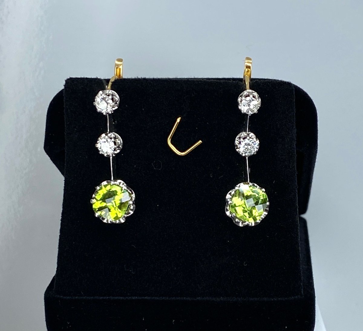 Paire de boucles d’oreilles en or 18 carats et platine, diamants et peridots - Castafiore