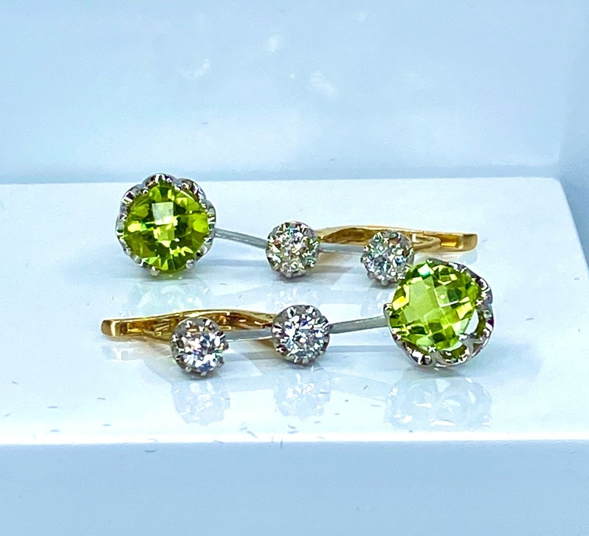 Paire de boucles d’oreilles en or 18 carats et platine, diamants et peridots - Castafiore