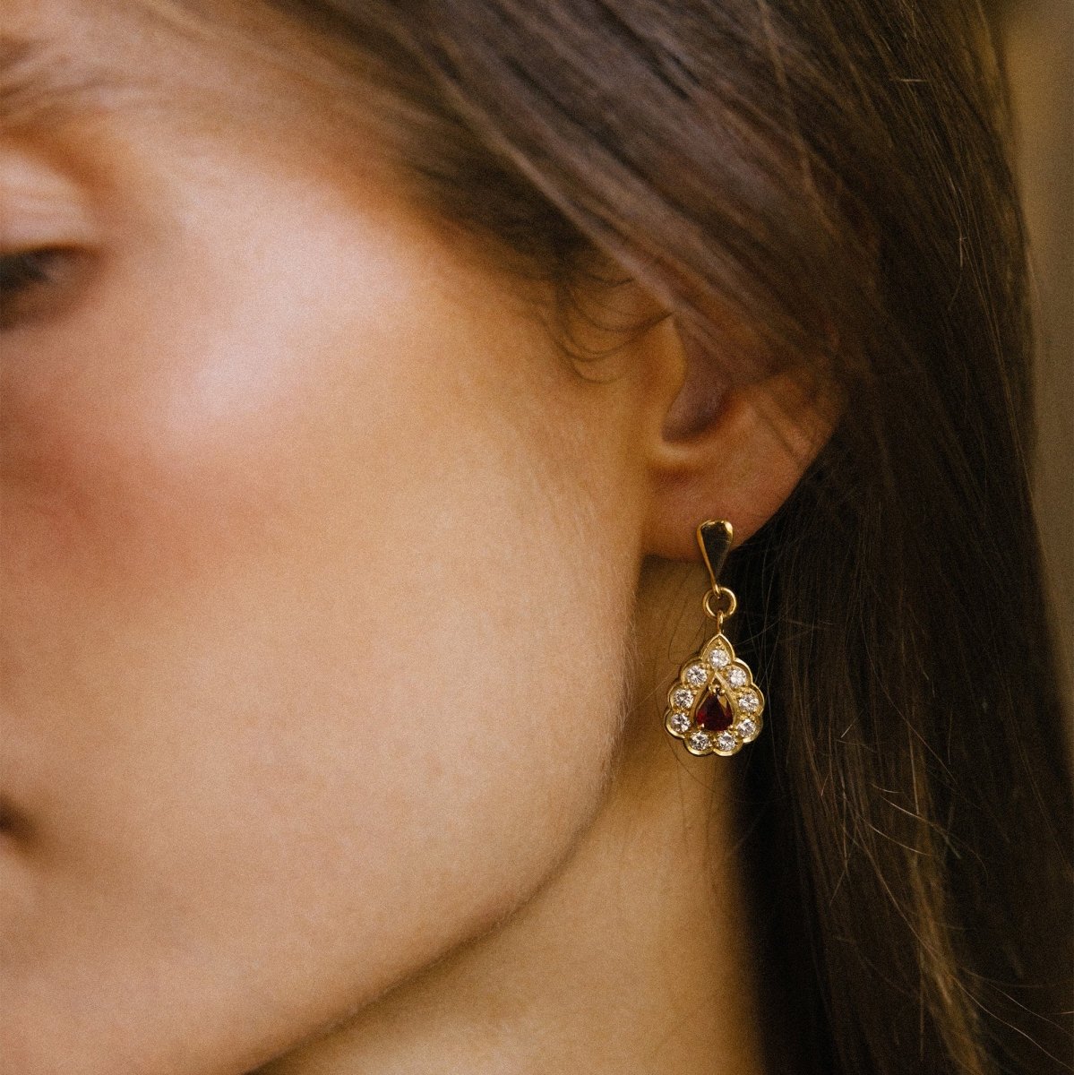 Paire de boucles d'oreilles en or jaune, diamants et rubis - Castafiore