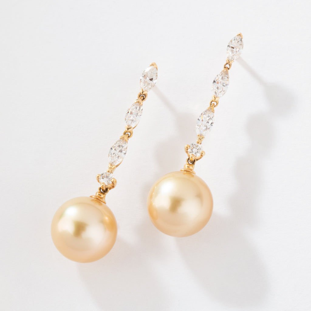 Paire de boucles d'oreilles en or jaune diamants navettes et perles gold des mer du sud - Castafiore